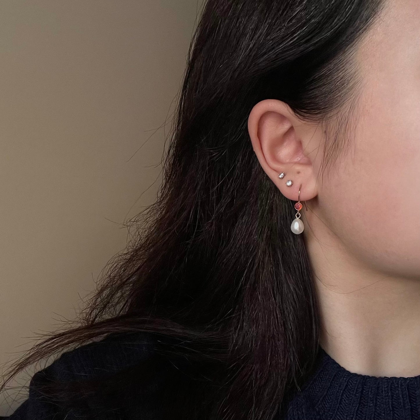 Orecchini Acqua Dream con zircone rosso e chiusura a monachella aperta