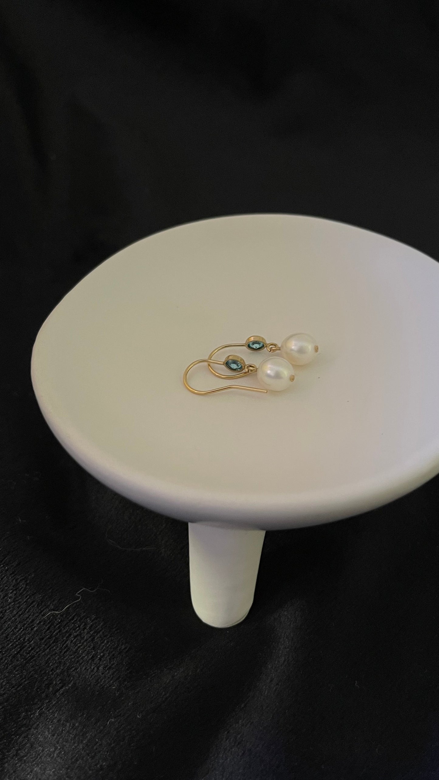Orecchini Acqua Dream con zircone azzurro svizzero e chiusura a monachella aperta