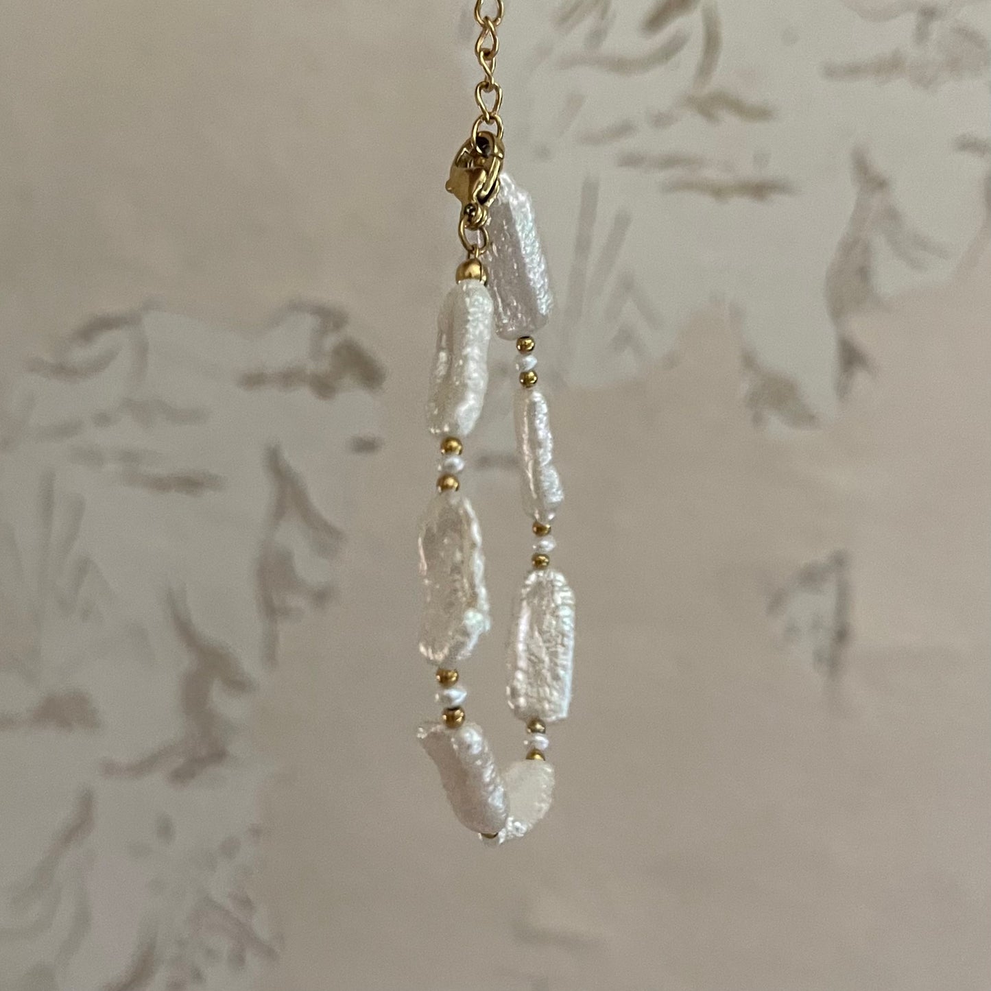 Braccialetto con perle irregolari