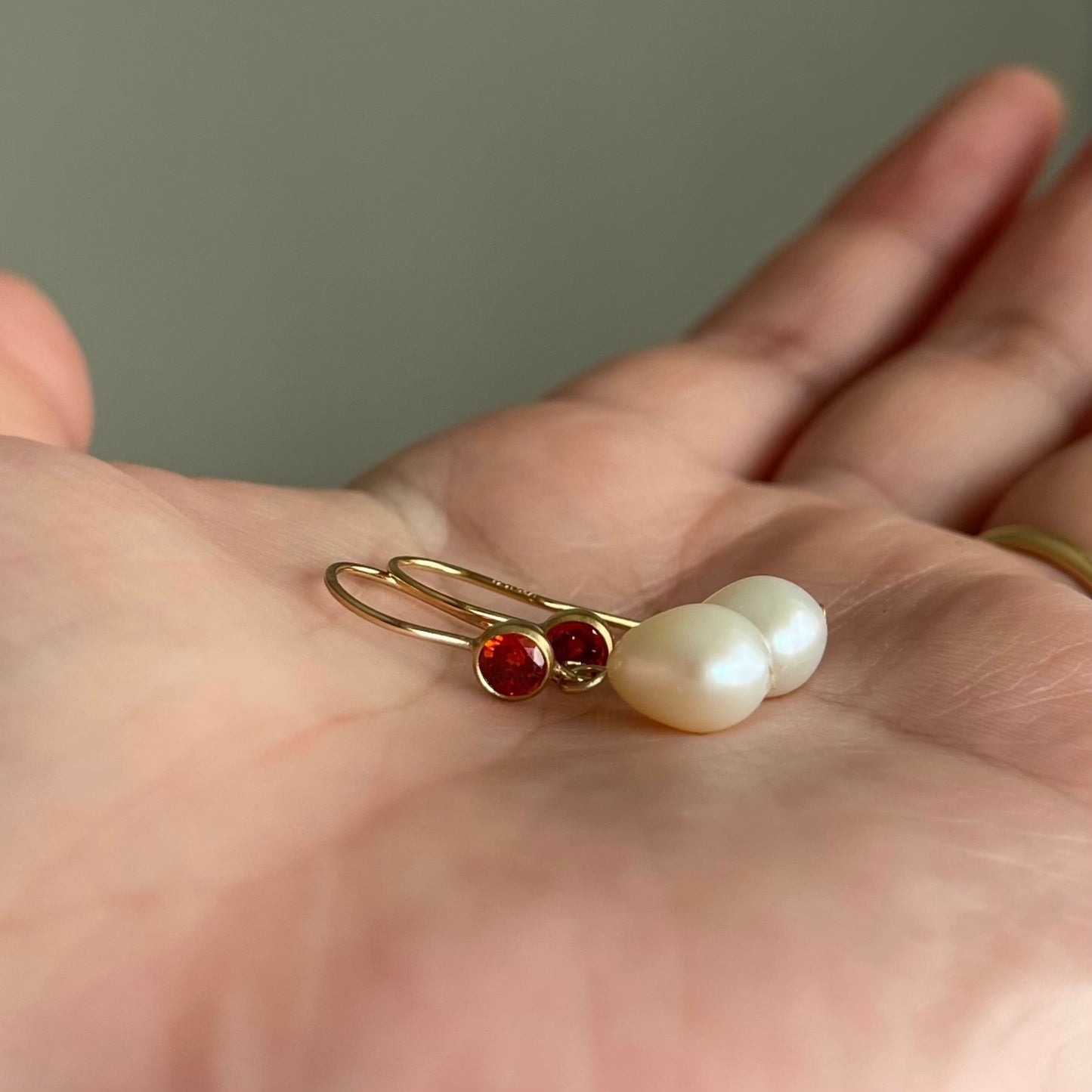 Orecchini Acqua Dream con zircone rosso e chiusura a monachella aperta