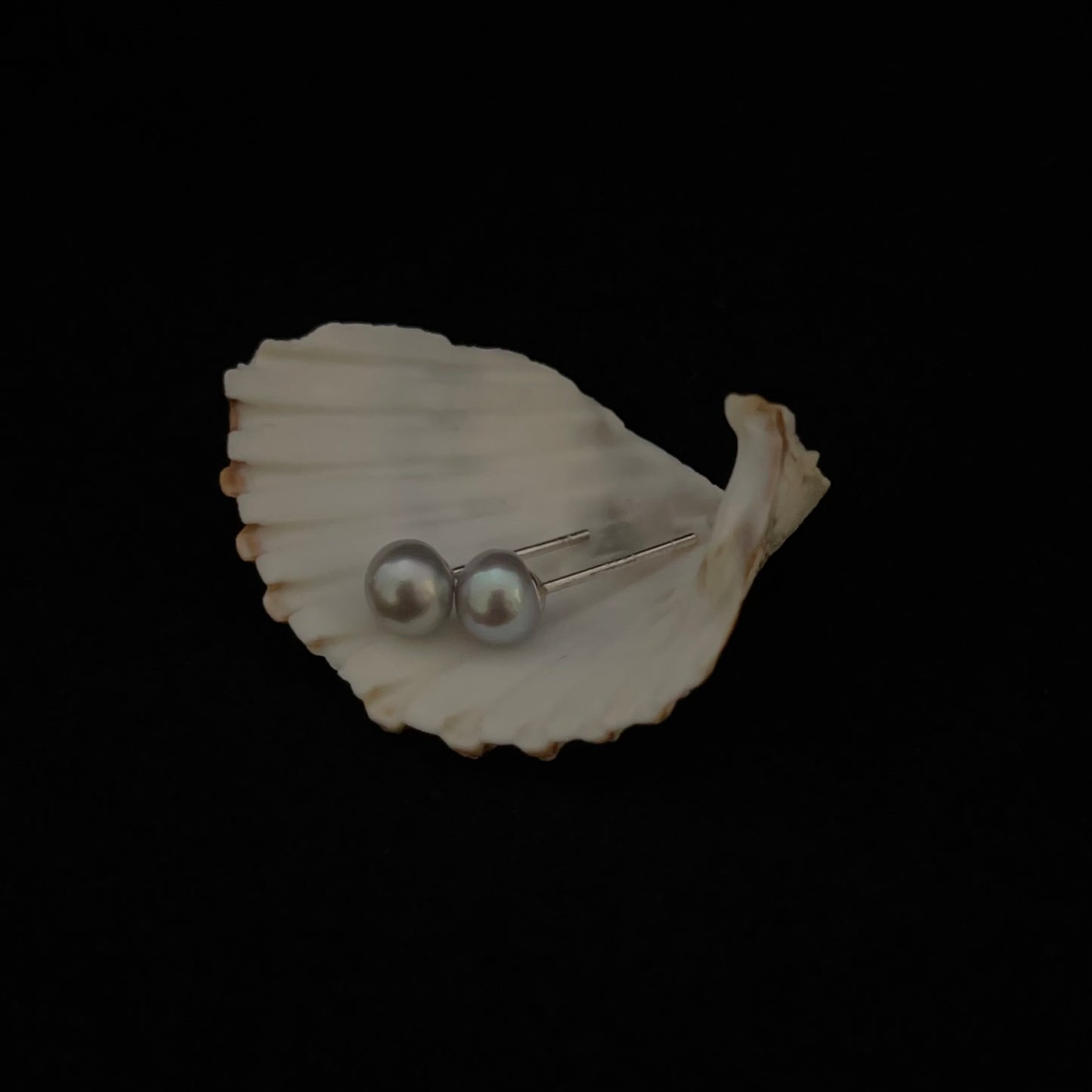 Orecchini mini perle grigie