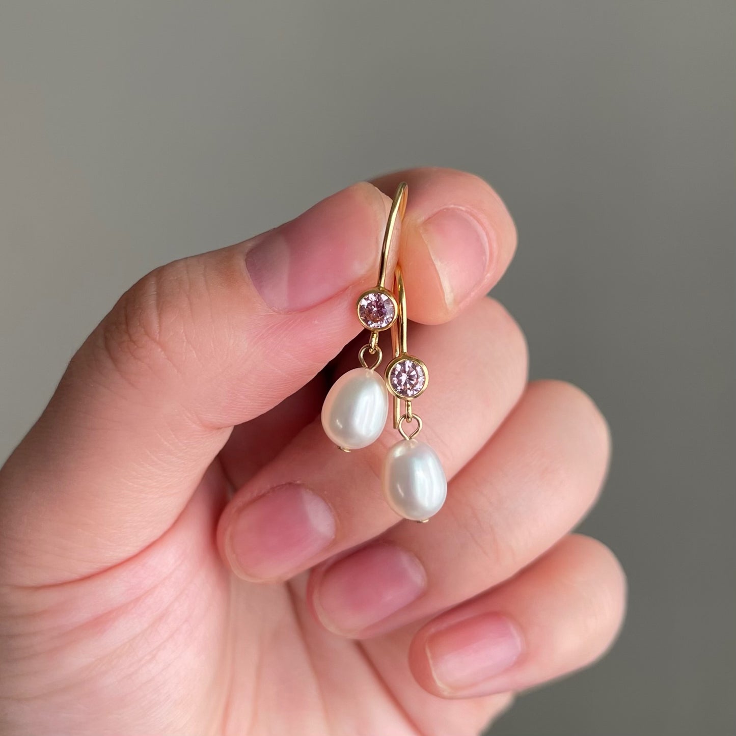 Orecchini Acqua Dream con zircone rosa e chiusura a monachella aperta