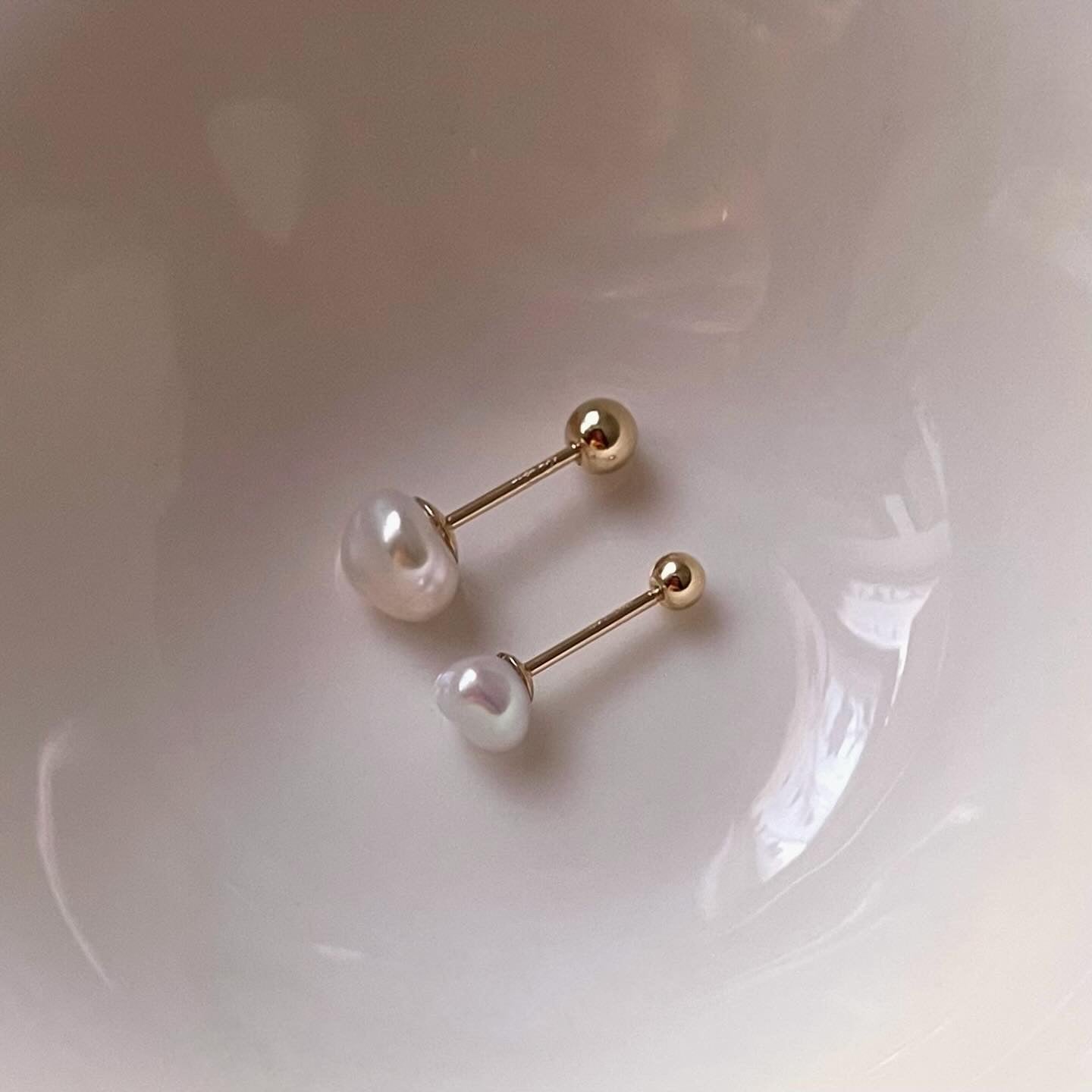 Everyday pearl earrings con chiusura a vite