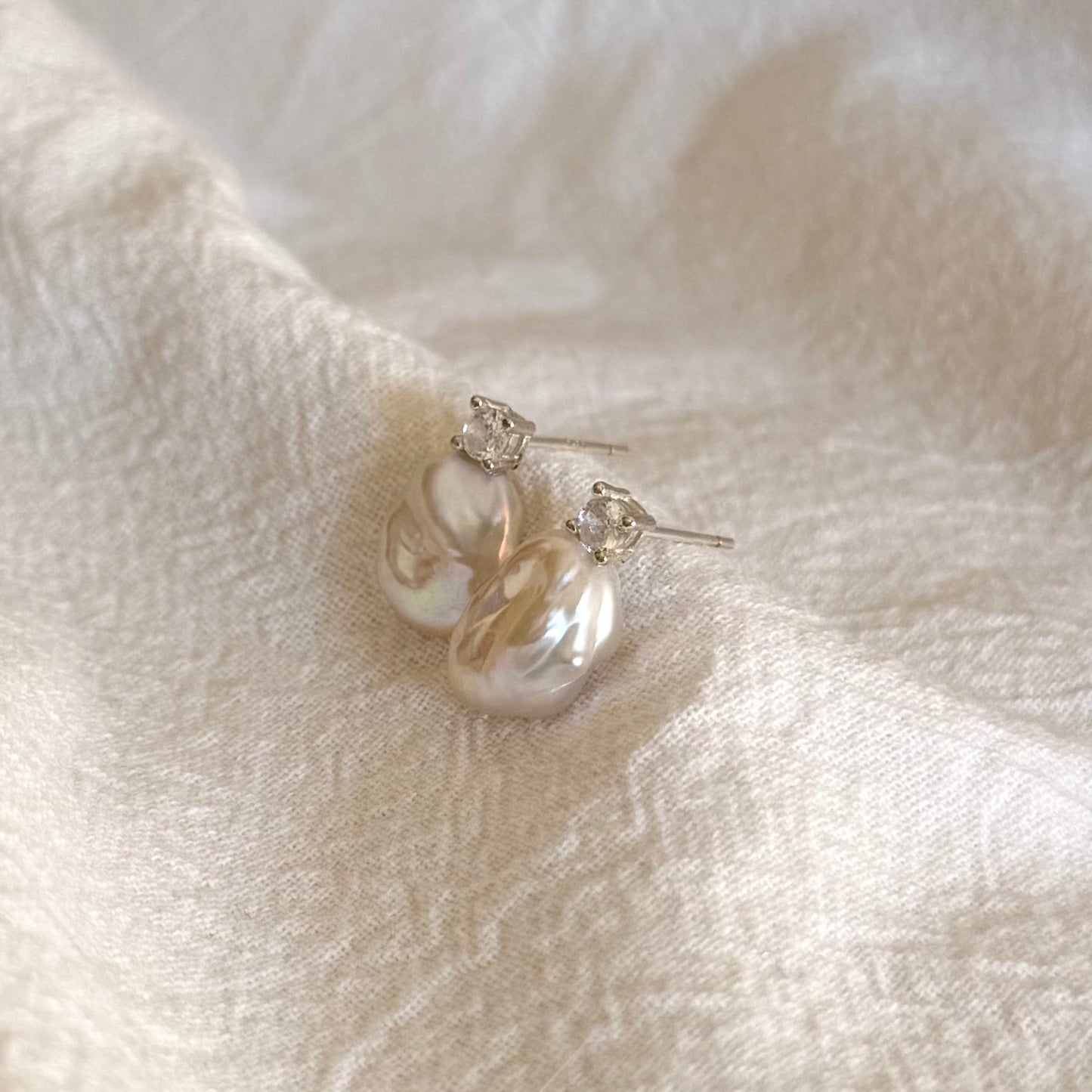 Orecchini con mini perle irregolari