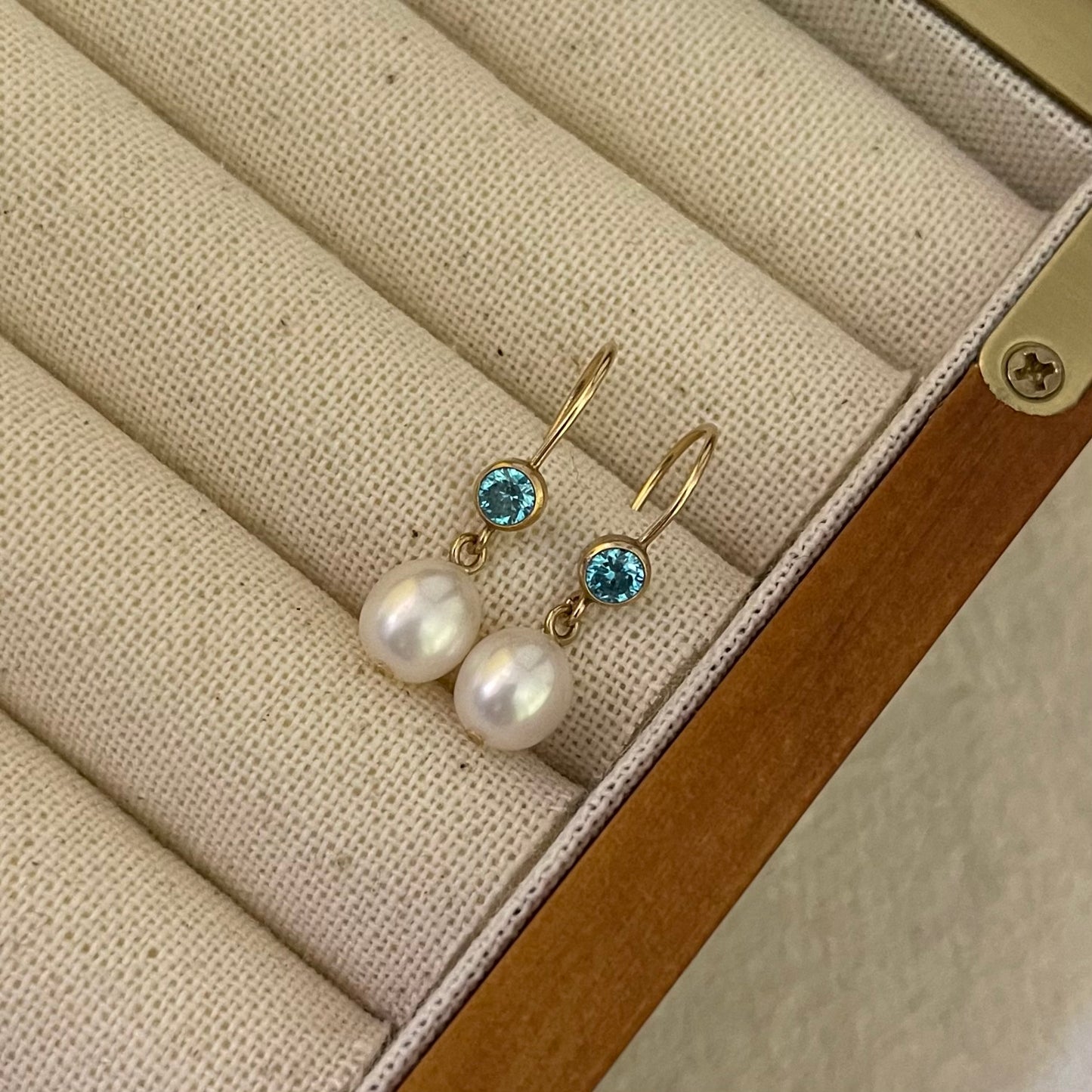 Orecchini Acqua Dream con zircone azzurro svizzero e chiusura a monachella aperta