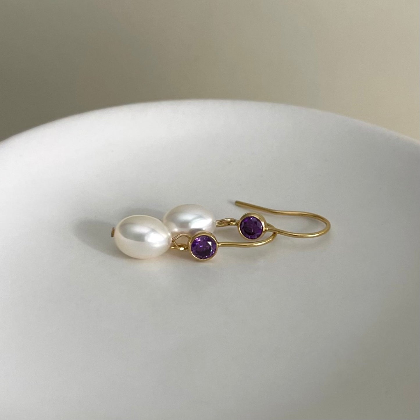 Orecchini Acqua Dream con zircone viola e chiusura a monachella aperta